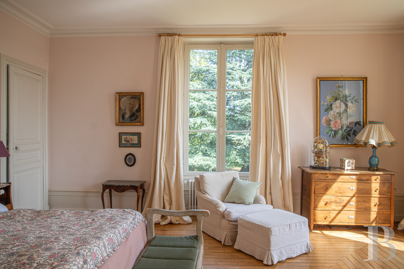 Dans le Perche, au nord-est de Bellême, une maison des 18e et 19e siècle au milieu de grands arbres  - photo  n°26